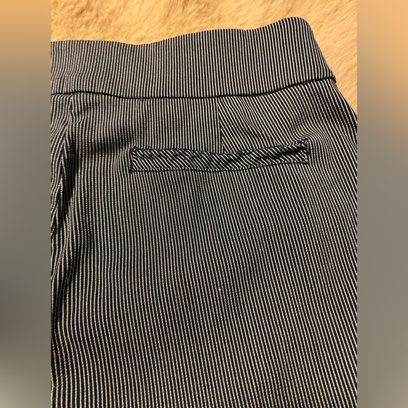 Anne Klein Pinstripe Shorts size 2 - Picture 3 of 4